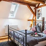 Kleiner Hof Rosenrot