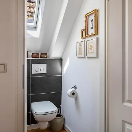 Kleiner Hof Rosenrot