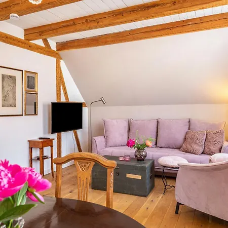 Kleiner Hof Rosenrot
