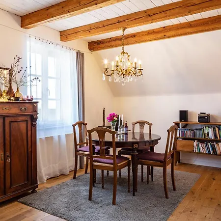 Kleiner Hof Rosenrot *